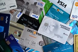 Ce aduce Legea 243/2024 de protecție a consumatorului: limite pentru dobânzi și transparență la credite