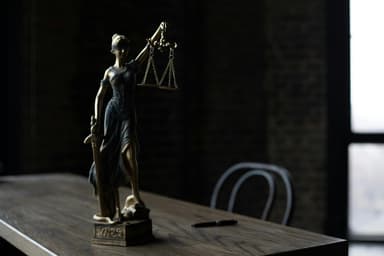 Cum să-ți ceri daune morale – pași legali 2025