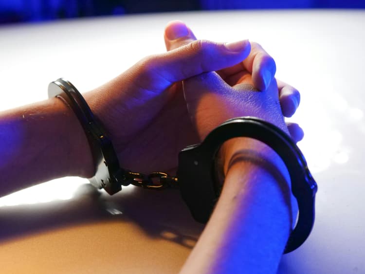 Brățara electronică pentru agresori: cum protejează noua lege victimele violenței domestice