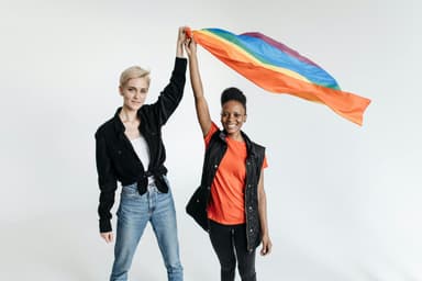 Drepturi LGBTQ în România: ce schimbări impune obligativitatea recunoașterii parteneriatelor