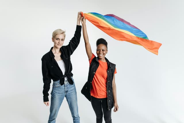 Drepturi LGBTQ în România: ce schimbări impune obligativitatea recunoașterii parteneriatelor